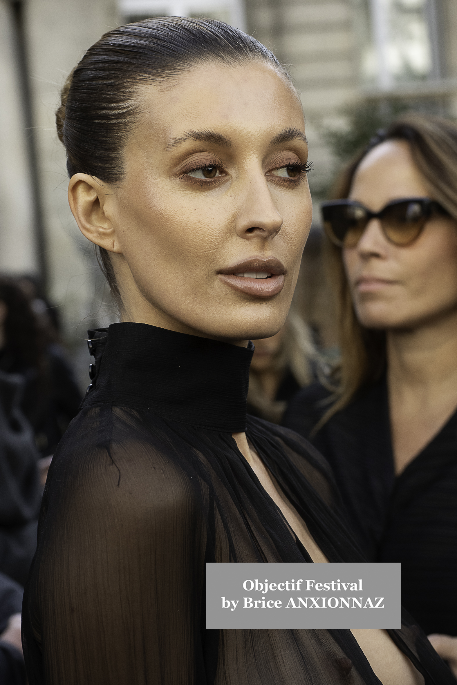 Photo streetstyle de Kim Cattrall - Streetstyle photos of guest arrivals at the Nina Ricci show lors du défilé Nina Ricci Spring 2025 à Streetstyle-photos-of-guest-arrivals-at-the-Nina-Ricci-show, Paris Fashion Week le 7 March 2025 par Brice ANXIONNAZ (Objectif Festival)